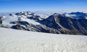 Hochtour Großglockner - beim Bahnhof mit Blick zum Großen Wiesbachhorn Hochtour Großglockner - beim Bahnhof mit Blick zum Großen Wiesbachhorn