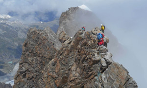 Piz Bernina - Biancograt, Piz Bianco im Hintergrund Piz Bernina - Biancograt, Piz Bianco im Hintergrund