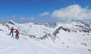 Etappe 3 - Abfahrt Schlatenkees, Blick zur Neuen Prager Hütte Etappe 3 - Abfahrt Schlatenkees, Blick zur Neuen Prager Hütte