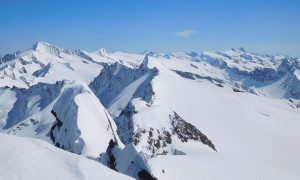 Skihochtour Dreiherrrenspitze - Blick zu den Simonyspitzen, Großvenediger, Rainerhorn, Wiesbachhorn und Großglockner Skihochtour Dreiherrrenspitze - Blick zu den Simonyspitzen, Großvenediger, Rainerhorn, Wiesbachhorn und Großglockner