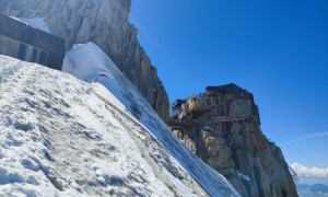 Hochtour Mont Blanc - Abstieg, Rückblick Bergstation Aiguille du Midi 