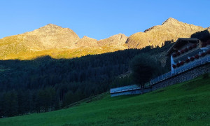 Bergtour Durreck - Start in Rein in Taufers mit Blick zum Ziel und links Großer Moosstock