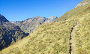 Bergtour Quirl - Aufstieg mit Blick zum Hohen Kreuz