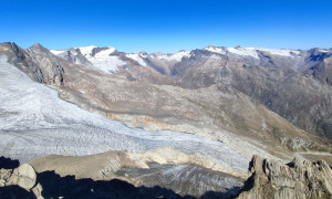 Bergtour Quirl - Gipfelsieg, mit Blick zur Dreiherrenspitze mit Großvenediger