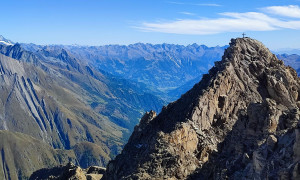 Bergtour Quirl - Gipfelsieg, mit Blick zum Ostgipfel