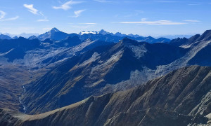 Bergtour Quirl - Gipfelsieg, mit Blick zur Rieserfernergruppe (Hochgall, Magerstein, Frauenköpfl, Fernerköpfl, und Schneebiger Nock)